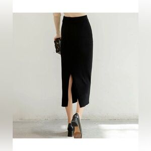 United Arrows Tokyo corduroy, Elegant Black Ribbed Midi Skirt Size 36/ Small